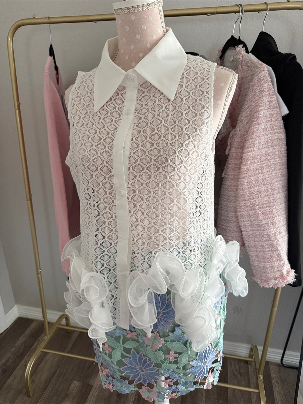 Sleeveless White Lace Button-Front Top with Ruffle Hem